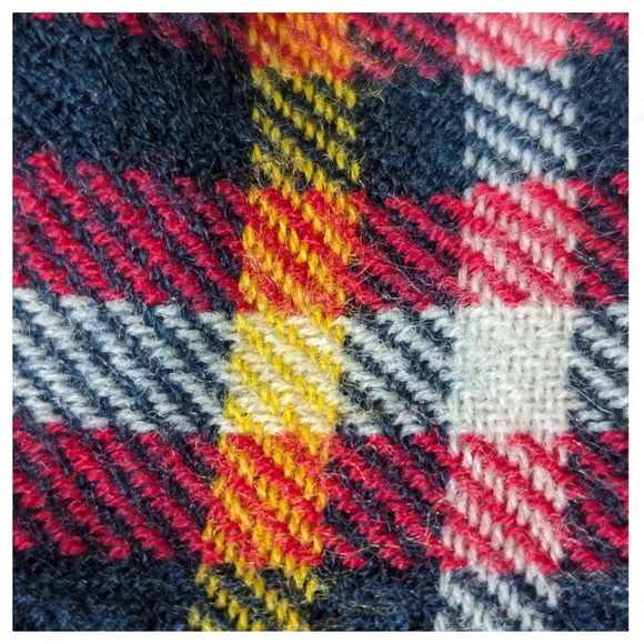 Oversized Plaid Blanket Scarf in 100% Acrylic Tartan Plaid Fringe Shawl Knit - Picture 3 of 4